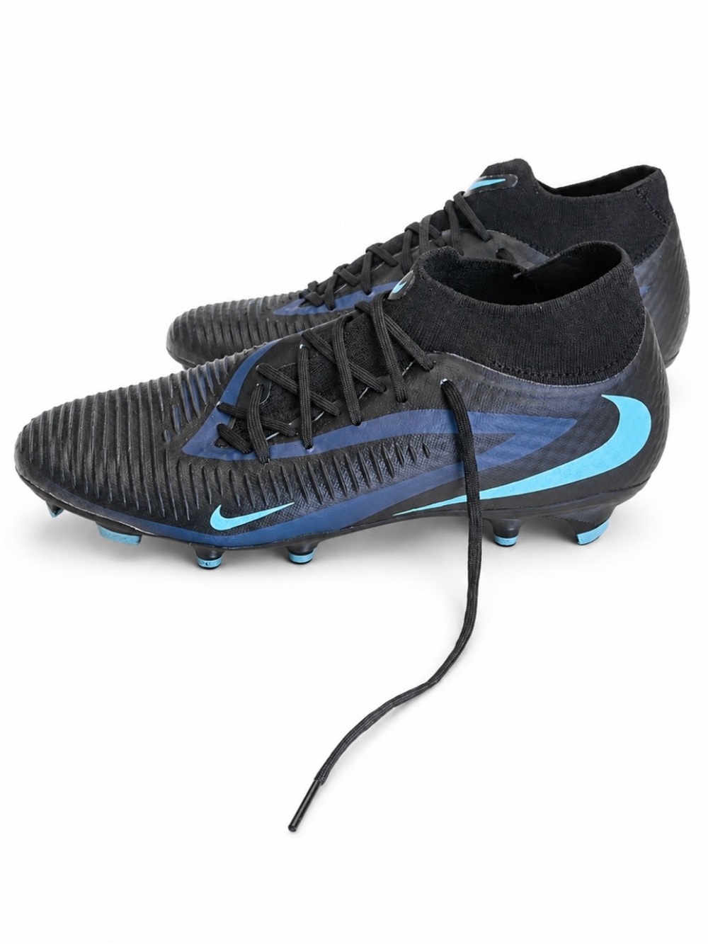 Nike Men’s Size 9.5 black soccer shoes. Worn once